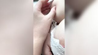 Sờ vú khủng con bạn thân trên xe khách