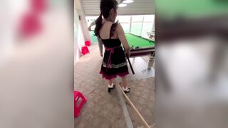 Đánh bia gặp phải em nhân viên dâm không mặc đồ lót lén xem