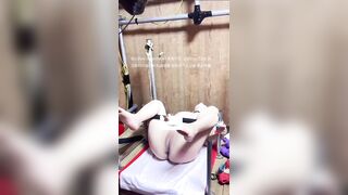 Cô gái bị cam hành hạ