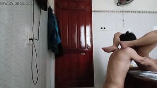 Vừa ngủ dậy đã phải bú lồn cho sướng