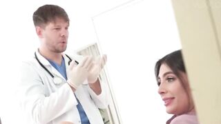 Đi khám lồn gặp lại người yêu cũ thế là địt luôn bắn tinh đầy lồn dâm đãng