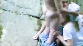 Dẫn 2 em Thảo Vy k4 ra suối chơi rồi đè ra chịch tập thể phê lồn sướng điên