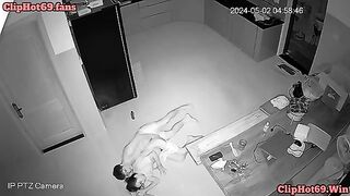 Bố dượng đag dí con chị thì con em đi ra