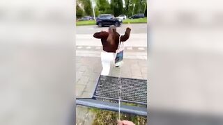 Đái lén em gái bất ngờ ngỡ ngàng