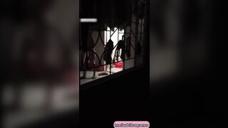 Em hàng xóm tắm k đóng cửa