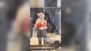 Những cô gái show nơi công cộng P10