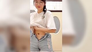 Em Hương k5 đeo kính dâm đãng tự vạch lồn quay clip gửi anh xem sướng điên