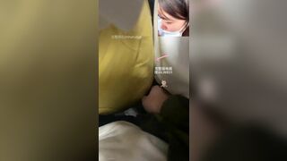 Bắt gặp em gái mặc váy vàng bị sờ soạng mó ngay trên tàu điện