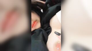 Con Bạn thân vừa đi xỏ khuyến vú về đã gọi cho thằng bạn để khoe