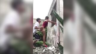 Tuổi trẻ tài cao đụ máy bay bà già tại ngoài bãi đất hoang
