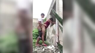 Tuổi trẻ tài cao đụ máy bay bà già tại ngoài bãi đất hoang