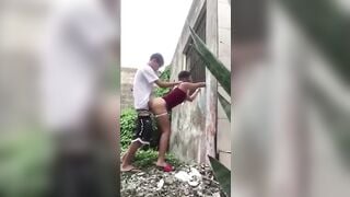 Tuổi trẻ tài cao đụ máy bay bà già tại ngoài bãi đất hoang