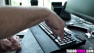 Mẹ kế đóng giả làm người máy tình dục trước mặt chồng cho con trai riêng địt loạn lll