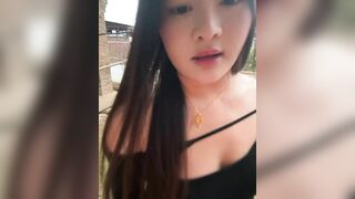 Gái dâm chubby vú to hàng ngon ra ngoài đường khoe hàng thủ dâm trên live dâm đãng