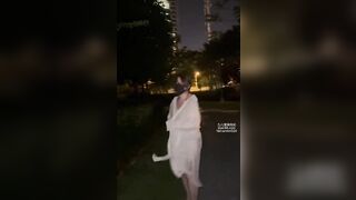 Gái dâm chubby vú to lồn múp ra công viên khoe hàng
