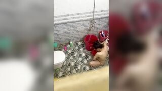 Quay lén em gái có bầu tắm