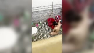 Quay lén em gái có bầu tắm
