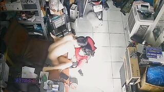 Lén lút đụ em vợ ngay tiệm điện lạnh đang làm việc