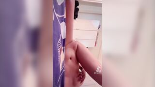 Em Khánh Vy 2k5 lén lút ở nhà một mình lấy dildo địt lồn phê lòi