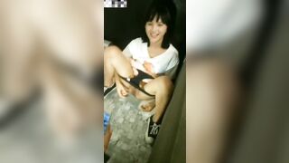 Đang móc bướm thủ dâm thì bị lũ bạn phát hiện còn bị quay lại