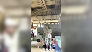 Về quê chơi, Nấu ăn Bị thg bạn Gạ Nhún cu Bóp vú lút cán djt nhau quay video sex sướn