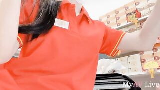 cô nhân viên tạp hóa thủ dâm trong giờ làm