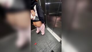 Châu Á da ngăm đụ trong thang máy với tây đen