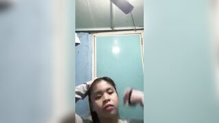 Teen Việt mập địt xài bàn chải thủ dâm