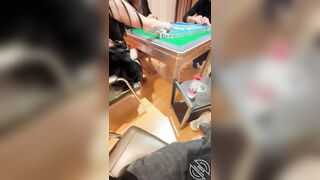 Đánh mạc chược ai thua cởi đồ,đến khi k còn đồ thì e nằm ngửa lồn cho mấy th b địt