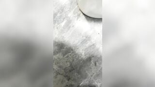 Cùng 2 cô gái trẻ đi dạo trên đường phố,khoe thân và đụ tập thể bên trg nhà vệ sinh!