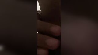 Dâm nữ vạch lồn và quay video móc lồn cận cảnh bắn nước trg nhà tắm cho a xem