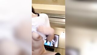 Thầy giáo rủ em hs vào ks vừa xem sex vừa chịch bím non của em p2