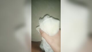 Thủ dâm bằng đồ lót con em gái