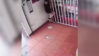 Xuất tinh  vào người lạ ở nơi công cộng