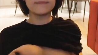 Gái dễ thương tự bú vú trên live stream