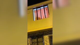 HỘI BẠN RỦ NHAU TRƯỚC NHÀ HÁT KHI THẰNG BẠN ĐANG CHỊCH CON GHỆ