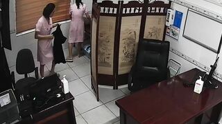 Hack cam y tá thay đồ trong bệnh viện 2
