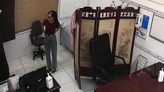 Hack cam y tá thay đồ trong bệnh viện khi hết ca