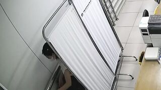 Hack cam y tá thay đồ trong bệnh viện chuẩn bị vào ca sáng