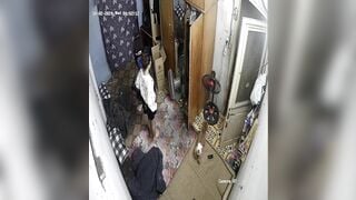 Hack cam đang thay đồ thì bố chồng đi vào