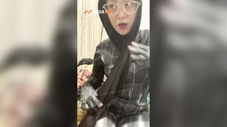 Em rau đeo kinh lồn múp thích cosplay thủ dâm