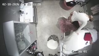 Hack cam bác sĩ thay đồ trong phòng khám lại là lọt khe đen quyến rũ