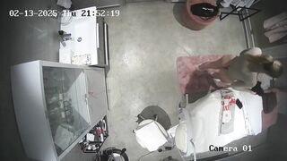 Hack cam bác sĩ thay đồ trong phòng khám nữ thần lọt khe
