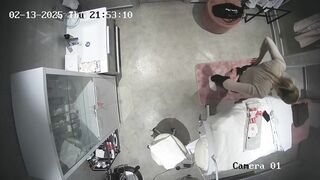 Hack cam bác sĩ thay đồ trong phòng khám nữ thần lọt khe