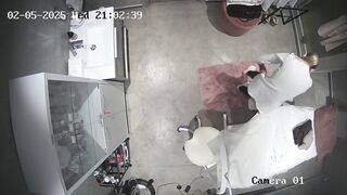 Hack cam bác sĩ thay đồ trong phòng khác lại quần lọt khe với mông tròn xinh