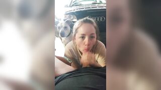 E gái ngồi chờ để được uống tinh