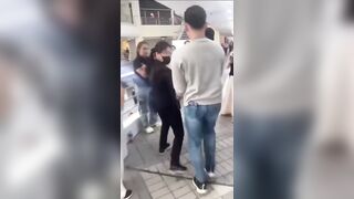 Đánh ghen Cô gái bị lột cả áo
