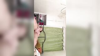 Sinh viên mập múp móc trong phòng trọ