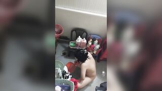 Quay lén em gần nhà tắm