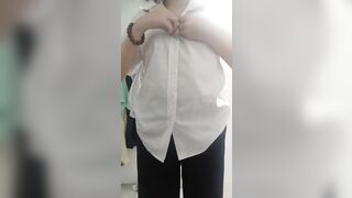 Quay lén đứa em họ mới vừa học về Lồn Toàn Dịch Trắng